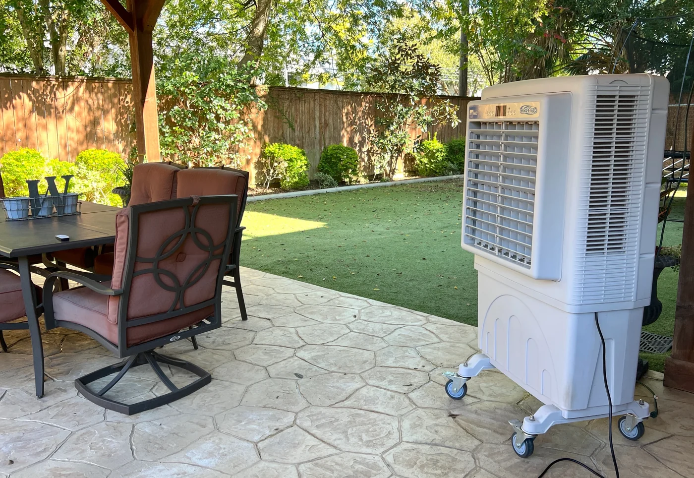 Equipo de enfriamiento evaporativo en patios y terrazas